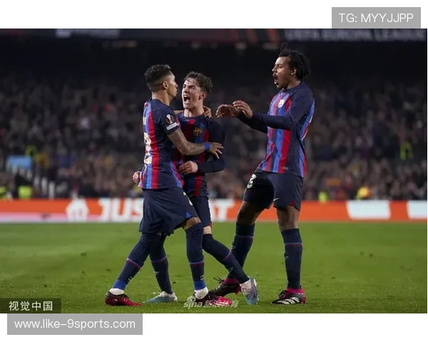 拉菲尼亚门前抢点补射完成绝杀