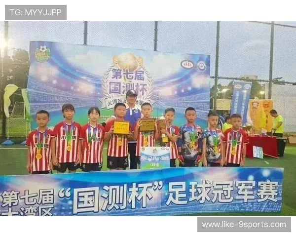 足球俱乐部在青训中设立未成年权益保护专岗与独立监督机制，青少年足球俱乐部签约合同
